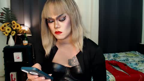 Snapshot of xyournightmarequeenx chatting on January 20, 9:43 pm QueenMarina online show from January 20, 9:43 pm