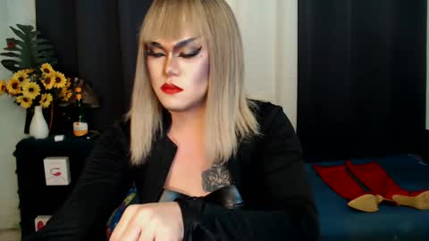 Snapshot of xyournightmarequeenx chatting on February 17, 8:52 am QueenMarina online show from February 17, 8:52 am