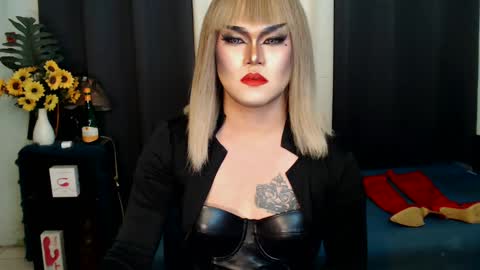 Snapshot of xyournightmarequeenx chatting on February 17, 5:47 am QueenMarina online show from February 17, 5:47 am
