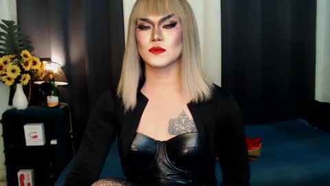 Snapshot of xyournightmarequeenx chatting on February 19, 10:12 am QueenMarina online show from February 19, 10:12 am