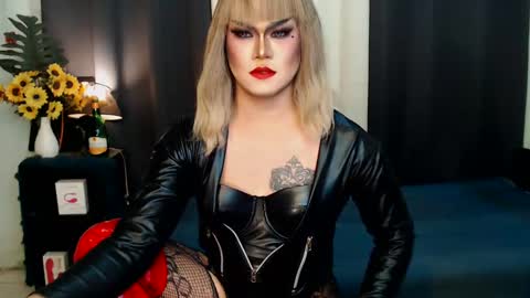 Snapshot of xyournightmarequeenx chatting on February 7, 6:45 am QueenMarina online show from February 7, 6:45 am