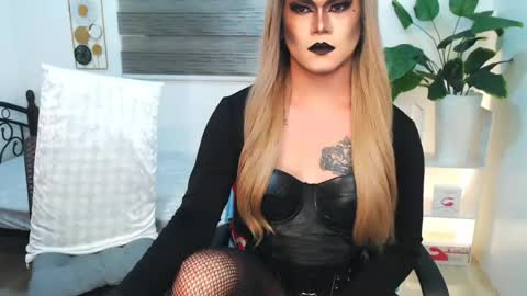 QueenMarina online show from July 9, 5:50 pm