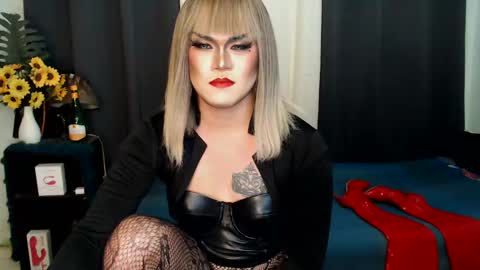 Snapshot of xyournightmarequeenx chatting on February 23, 1:46 am QueenMarina online show from February 23, 1:46 am