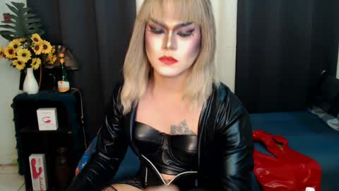 Snapshot of xyournightmarequeenx chatting on February 1, 1:55 am QueenMarina online show from February 1, 1:55 am
