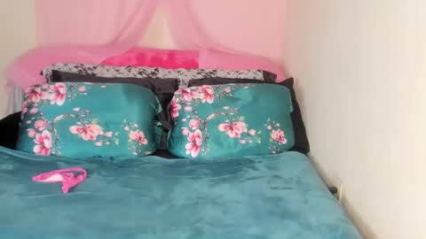 Snapshot of yasminayazzie chatting on February 22, 9:59 pm Yasmina online show from February 22, 9:59 pm