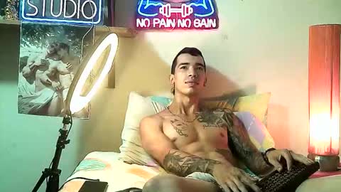 yeisoncastellanos1999 online show from December 15, 9:33 pm