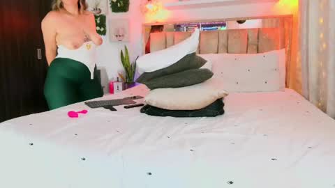 yellow_lily online show from July 9, 4:55 pm