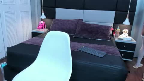 yiyisandoval online show from January 9, 8:14 pm