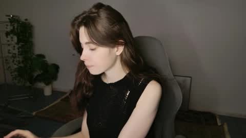 yoka_paradoxxx online show from November 19, 5:18 am