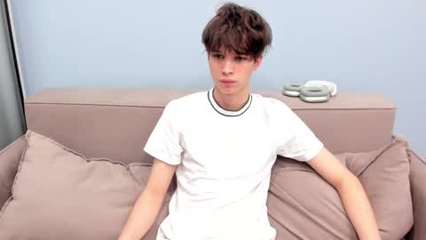 your_shy_guy online show from November 18, 7:33 am