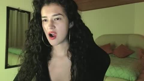 yourdreamgirl2025 online show from May 7, 11:54 pm