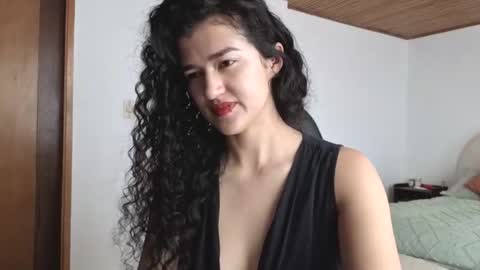 yourdreamgirl2025 online show from March 17, 3:06 pm