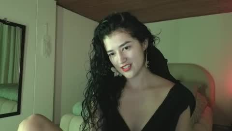yourdreamgirl2025 online show from May 14, 11:25 pm