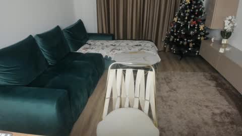 Evelline online show from December 8, 4:50 pm