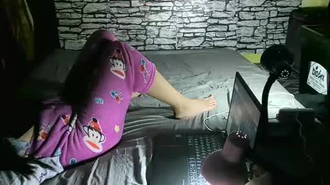 Snapshot of yummyhottiemom chatting on February 26, 1:36 am yummyhottiemom online show from February 26, 1:36 am