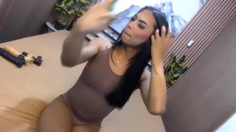 yvonnellvs online show from January 12, 6:04 pm