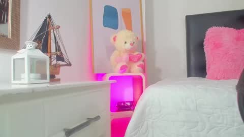 zhia  zeus online show from March 17, 11:54 pm