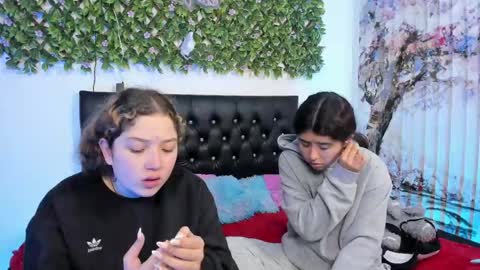 Zoe And Valeria online show from April 29, 6:24 pm