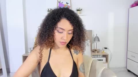 Zoe Gruber online show from May 18, 12:20 am