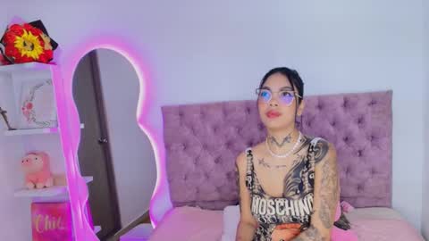 zoe_kravitx_ online show from March 28, 3:52 am