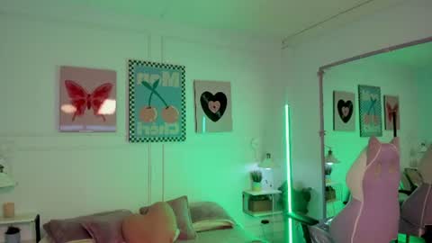 Zoe Lynch online show from June 25, 12:10 pm