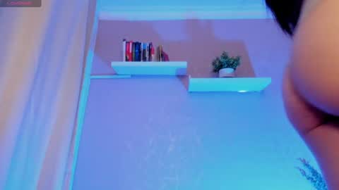 zoe_millerx online show from June 9, 1:33 pm