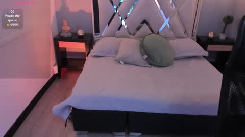 zoe_moreau online show from February 19, 8:19 pm