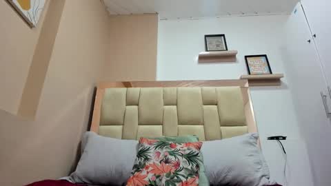 zoe_moreau online show from December 19, 7:09 pm