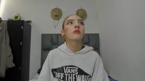 She Zoe He Painn online show from October 6, 8:37 pm