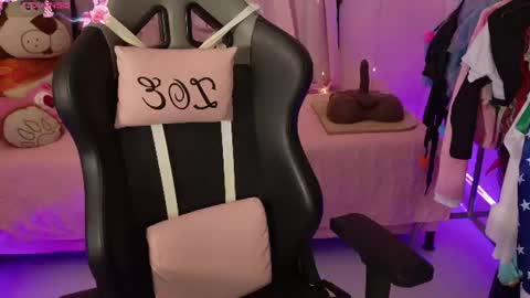 zoe_sullivan_ online show from July 4, 9:35 am