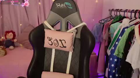 zoe_sullivan_ online show from June 24, 9:05 am