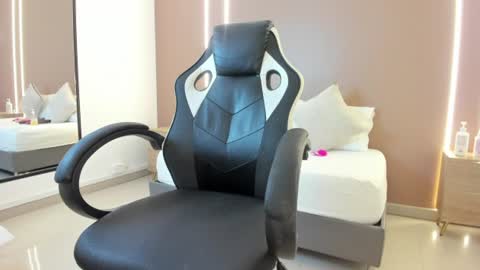 zoee_zi online show from June 30, 1:32 pm