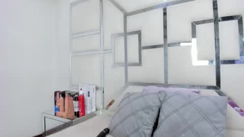 ZoeSwam online show from May 17, 1:09 pm