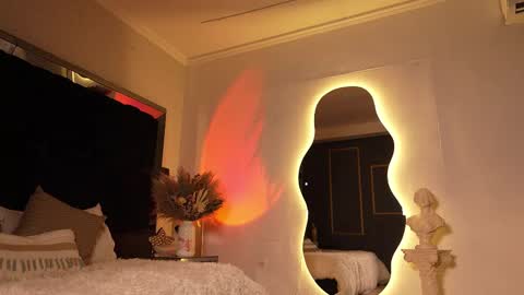 zoevidal_ online show from October 8, 12:00 pm