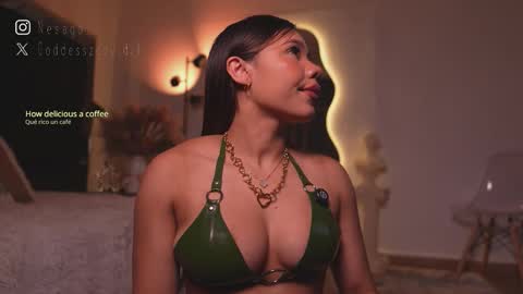 zoevidal_ online show from March 4, 12:02 pm