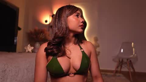 zoevidal_ online show from July 13, 12:31 pm