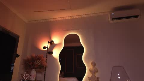zoevidal_ online show from June 19, 12:11 pm