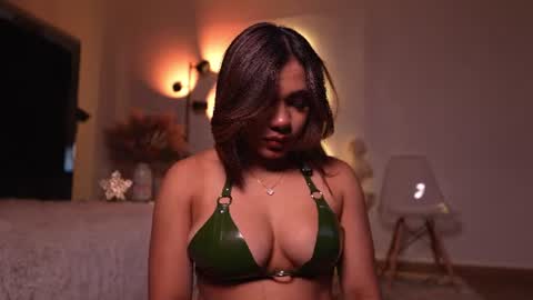 zoevidal_ online show from June 18, 12:10 pm