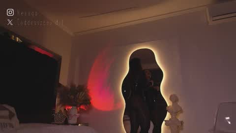 zoevidal_ online show from February 4, 12:09 pm