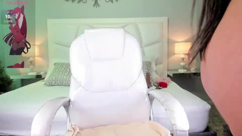Snapshot of zoeysnow chatting on March 6, 11:47 am Z O E online show from March 6, 11:47 am