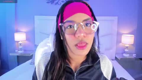 Snapshot of zoeysnow chatting on October 9, 12:32 pm Z O E online show from October 9, 12:32 pm