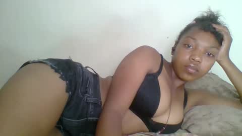 zyraelle_01 online show from May 4, 9:21 pm